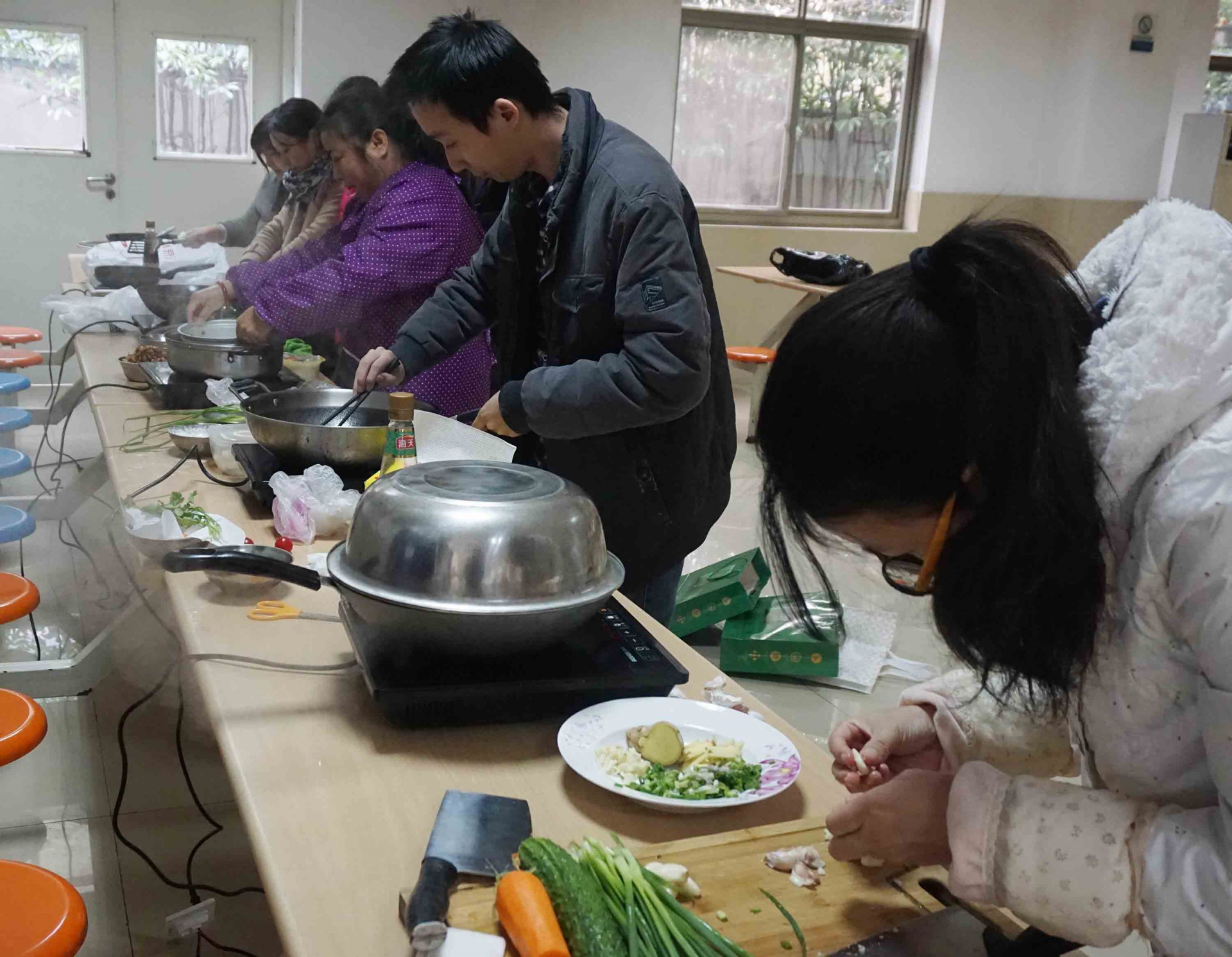 
                            魚火相逢，互展廚技，共烹友旺情！